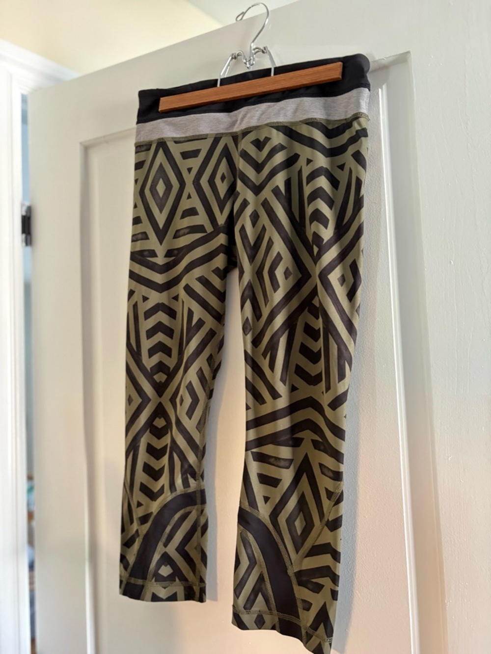 LULULEMON Run Inspire Cropped Leggings in Olive and Black (US 6)